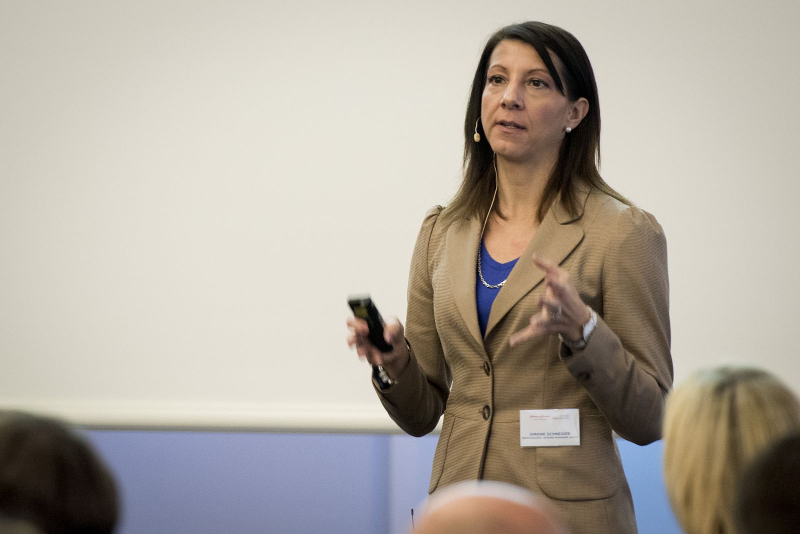 Simone Schneider, Professional Affairs Reges Interesse bei den Vorträgen Managerin Johnson & Johnson Vision Care Österreich/Schweiz, erklärt die Vorteile der Kontaktlinse
